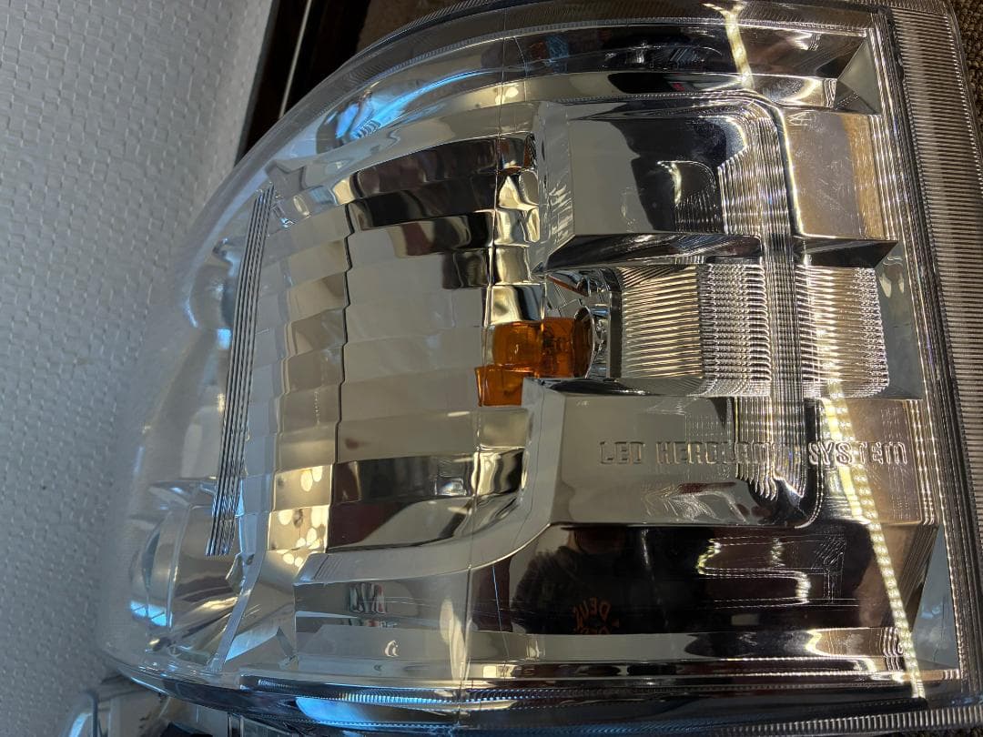 バタ　新車外し200系ハイエースLEDヘッドライト2個セット（送料込み）