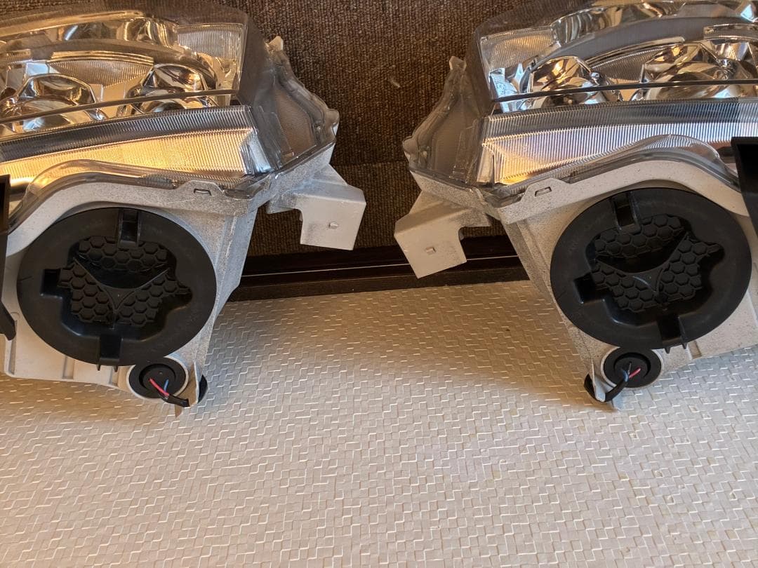 バタ　新車外し200系ハイエースLEDヘッドライト2個セット（送料込み）