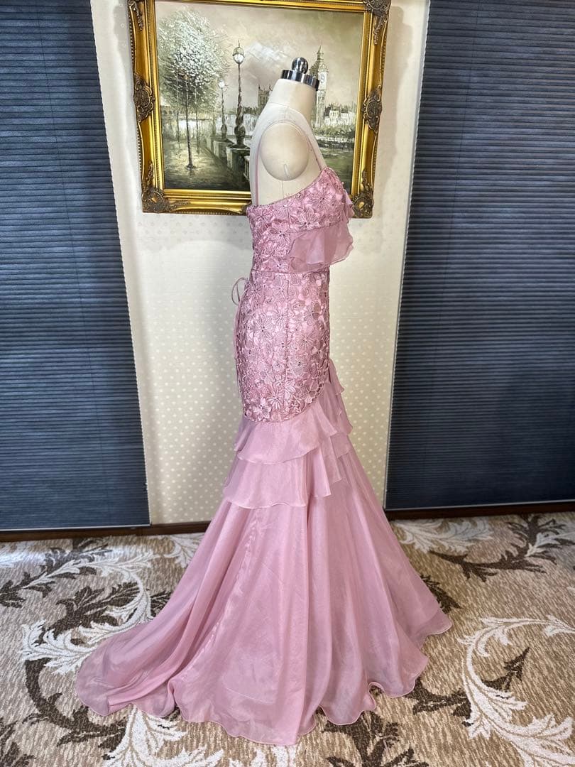 薄いピンクのフリルマーメイドドレス