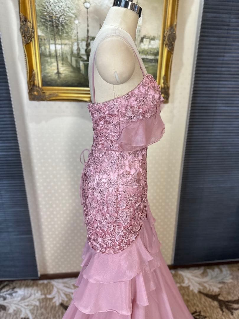 薄いピンクのフリルマーメイドドレス