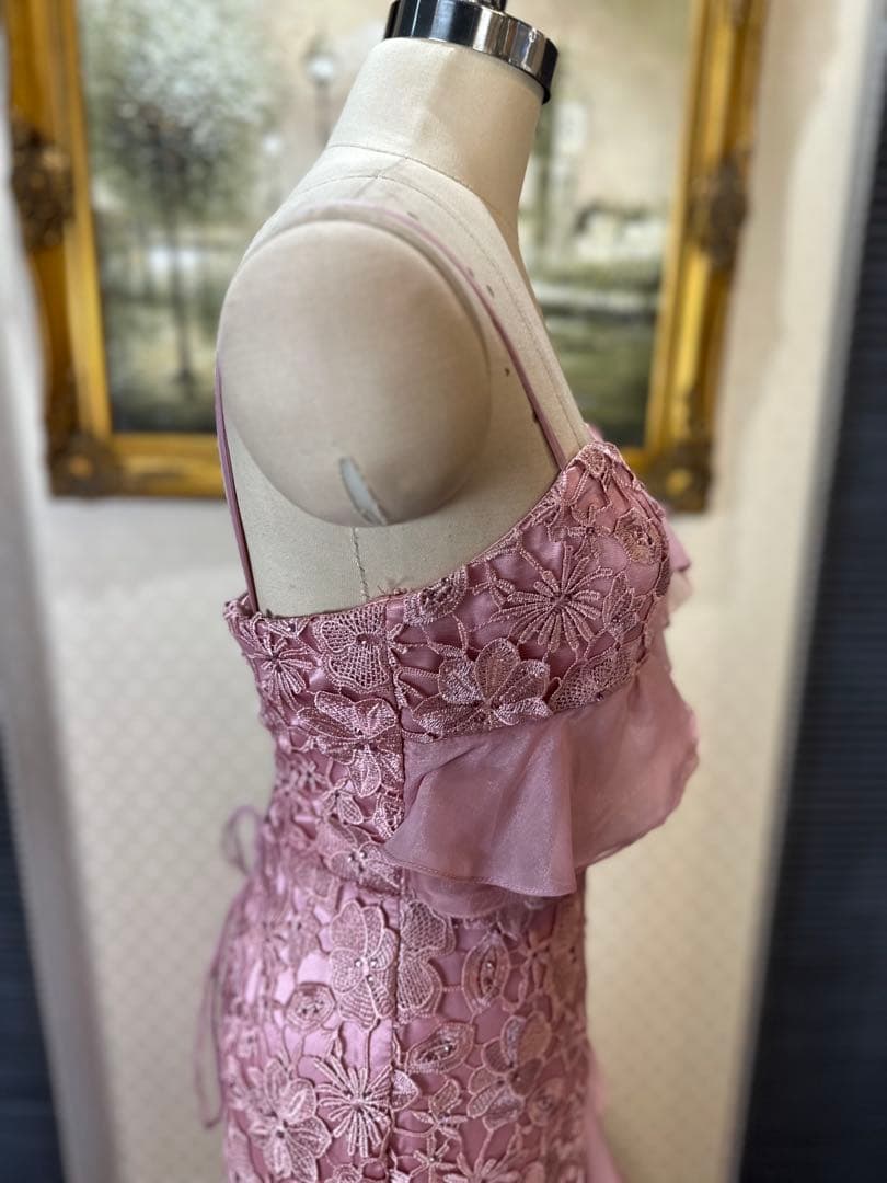 薄いピンクのフリルマーメイドドレス