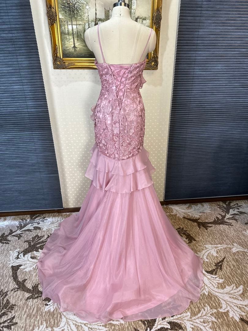 薄いピンクのフリルマーメイドドレス