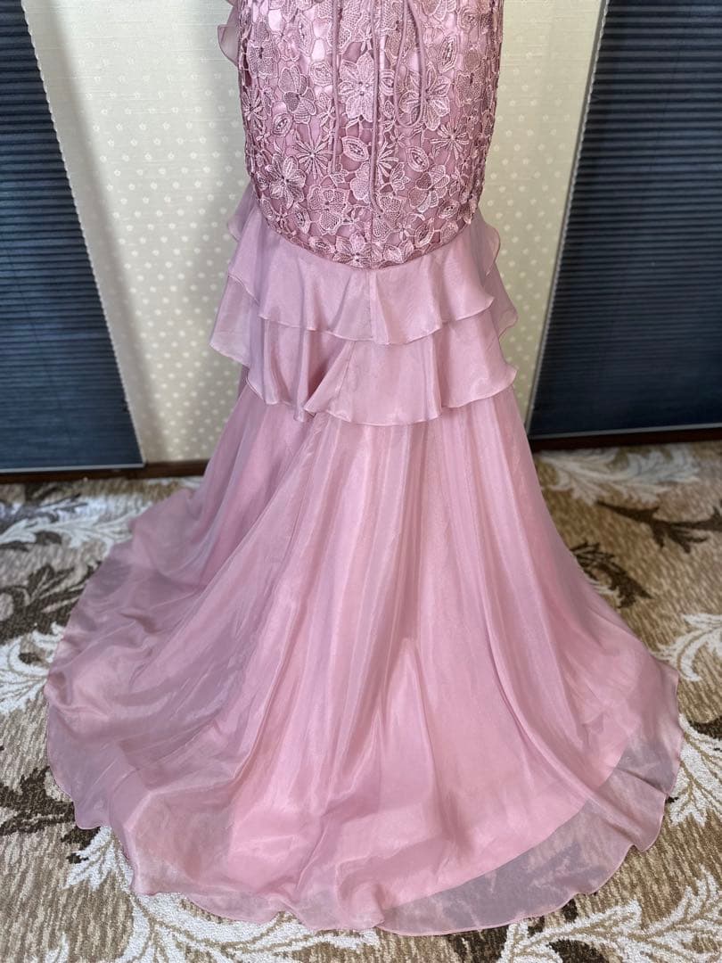 薄いピンクのフリルマーメイドドレス