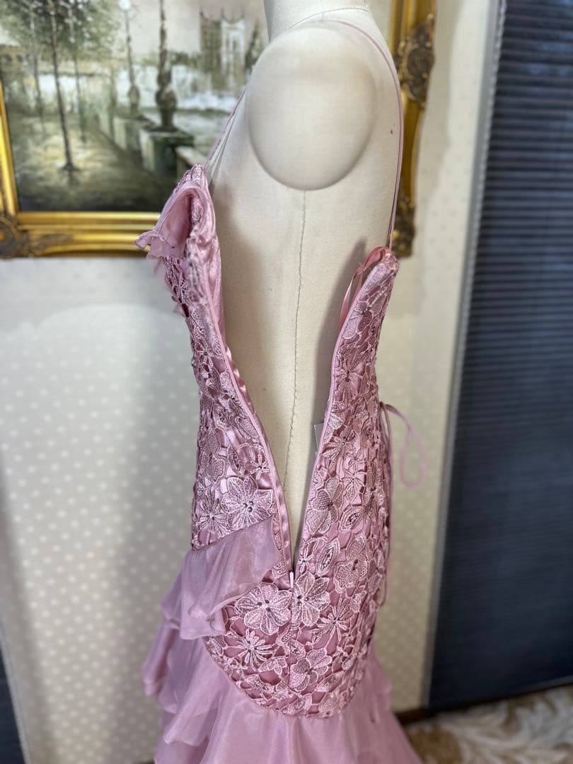 薄いピンクのフリルマーメイドドレス