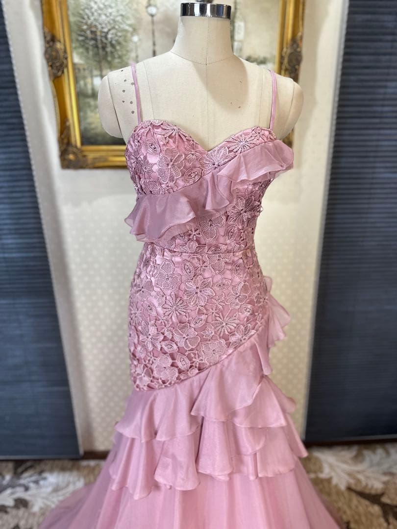 薄いピンクのフリルマーメイドドレス