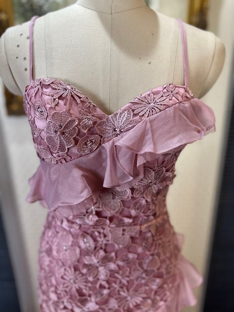 薄いピンクのフリルマーメイドドレス