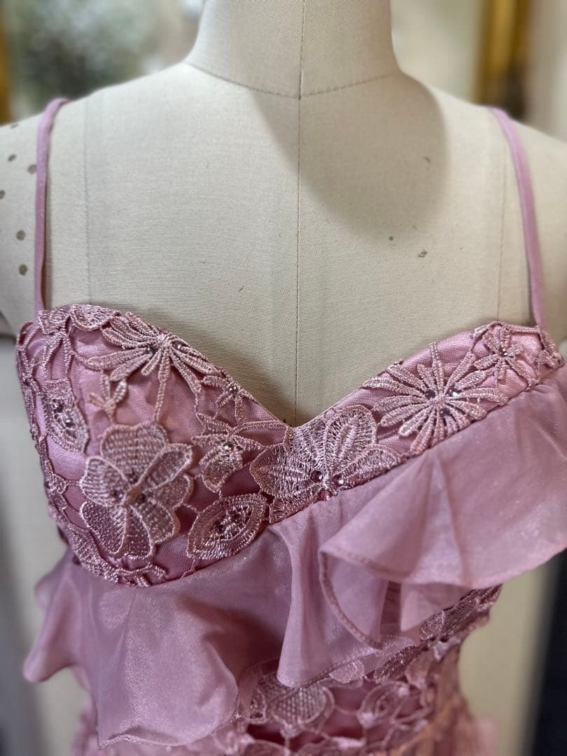 薄いピンクのフリルマーメイドドレス