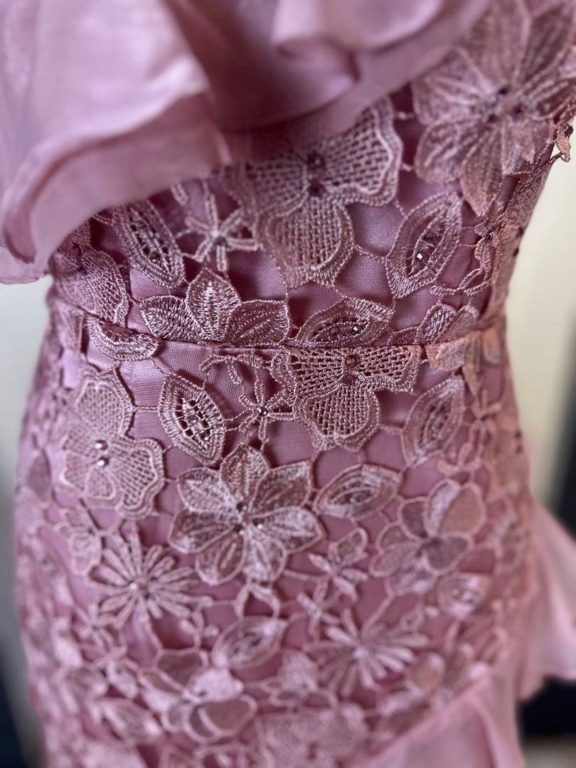 薄いピンクのフリルマーメイドドレス