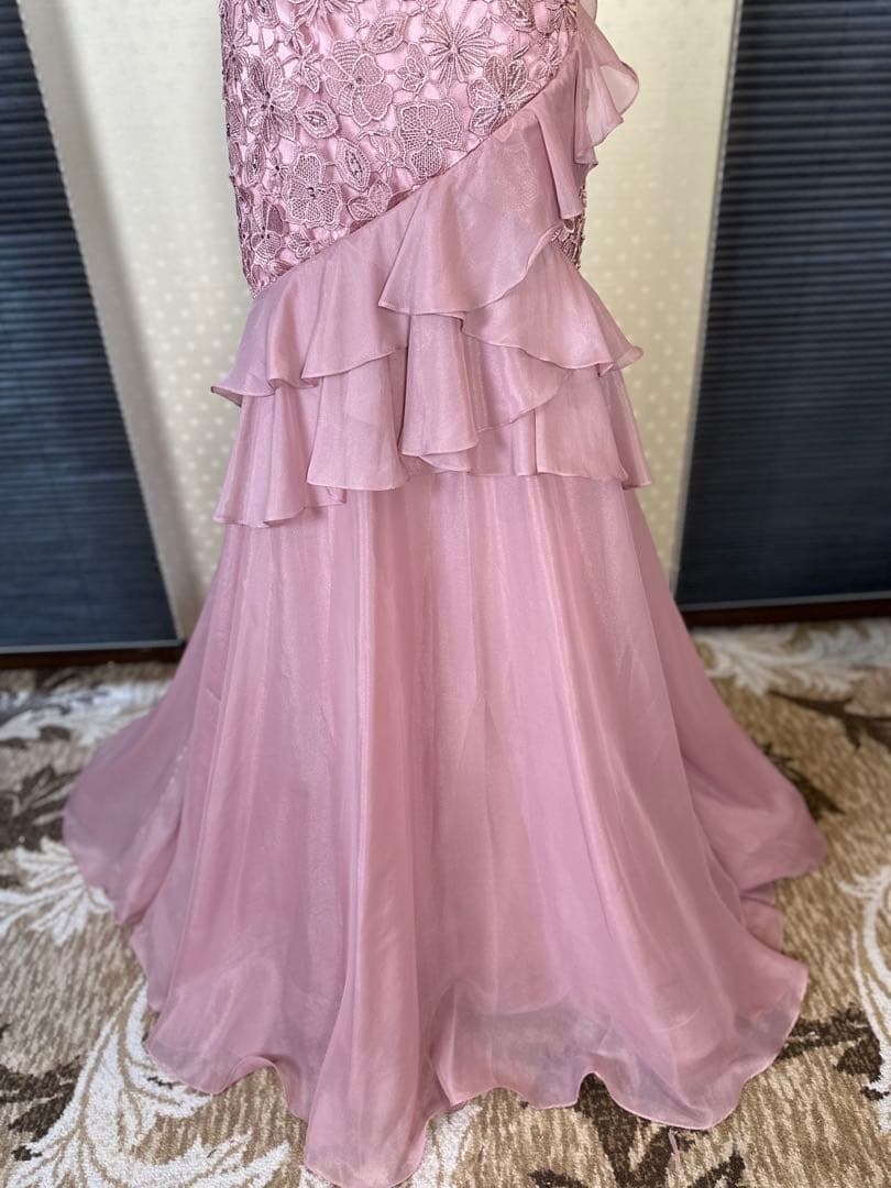 薄いピンクのフリルマーメイドドレス