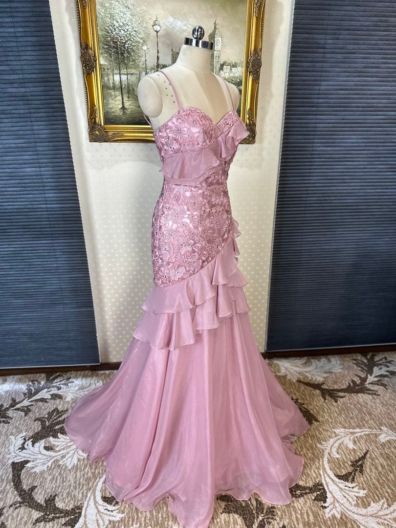 薄いピンクのフリルマーメイドドレス