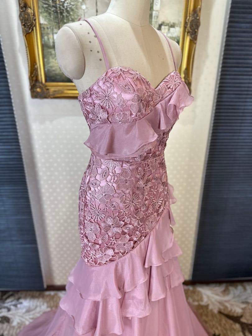 薄いピンクのフリルマーメイドドレス