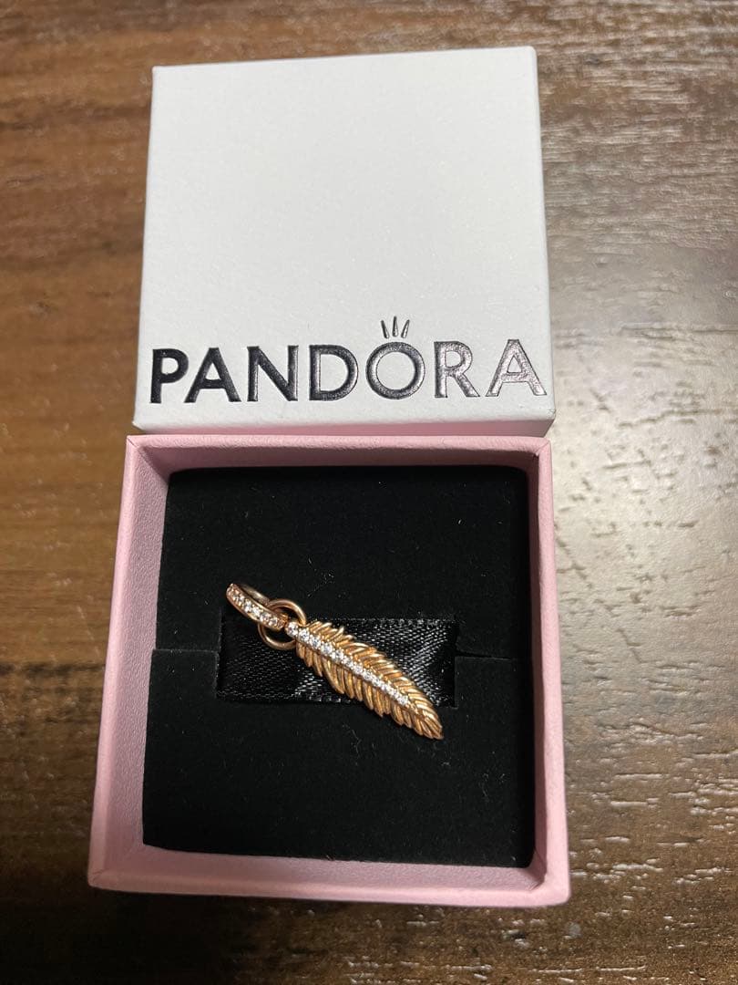 お値下げ中！パンドラ スパークリングフェザーダングルチャーム