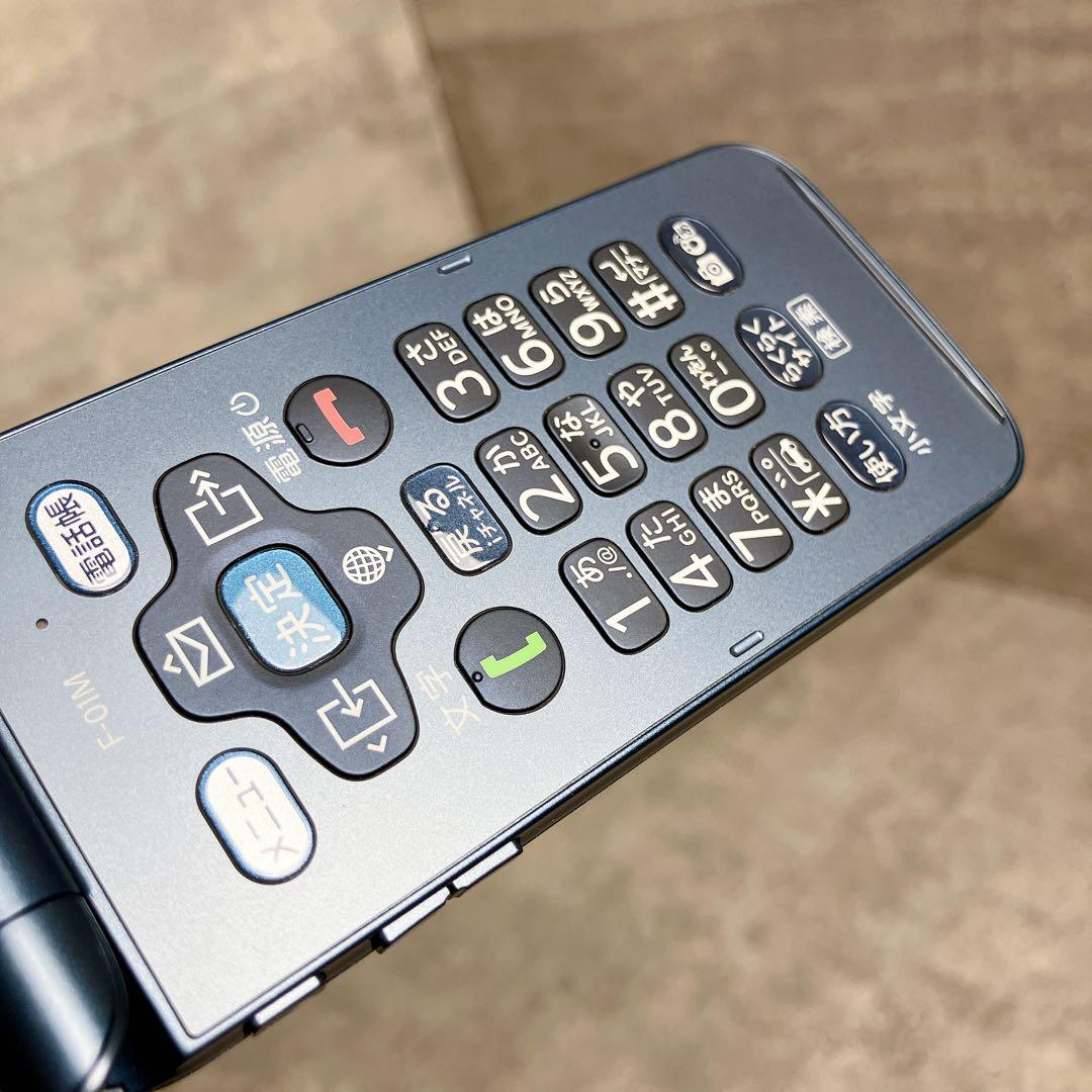 【未使用品】ドコモ らくらくホン F-01M 4G LTE対応端末 ガラケー