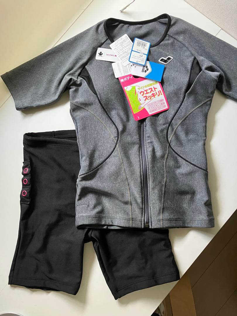 デサントとワコールコラボ　セパレート水着　新品未使用　値札付き　ウエストスッキリ