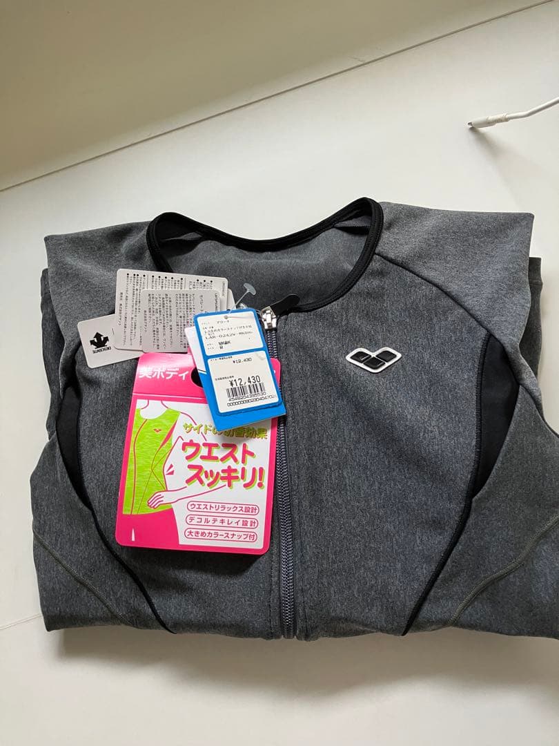 デサントとワコールコラボ　セパレート水着　新品未使用　値札付き　ウエストスッキリ