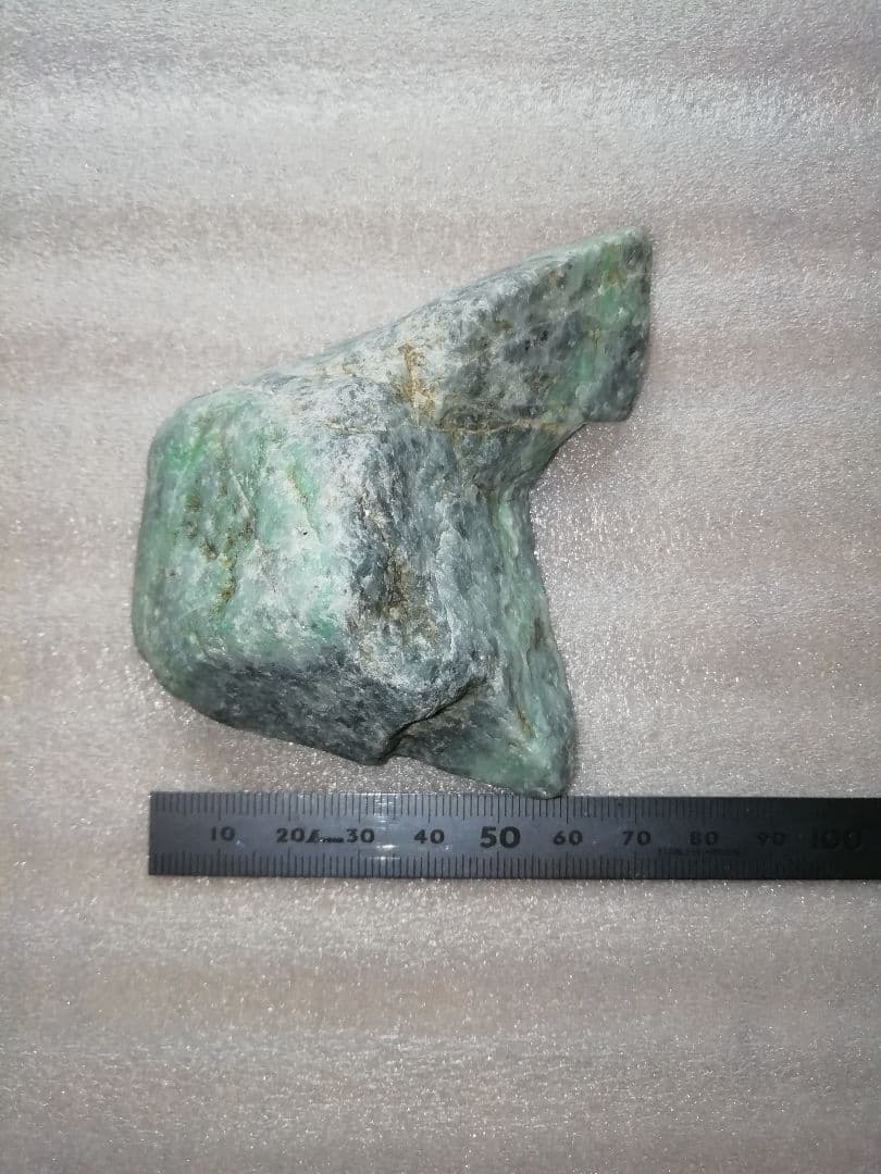 天然石　糸魚川　翡翠原石　213g