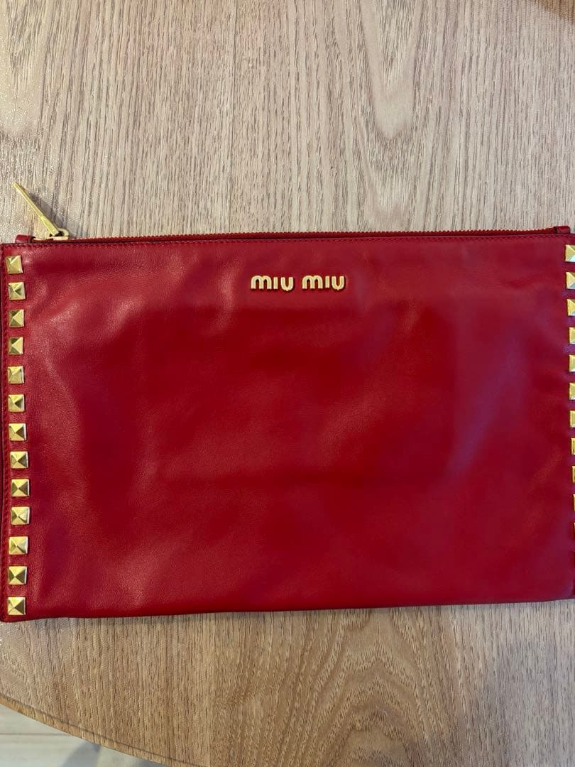MIU MIU スタッズ付きレッドクラッチバッグ