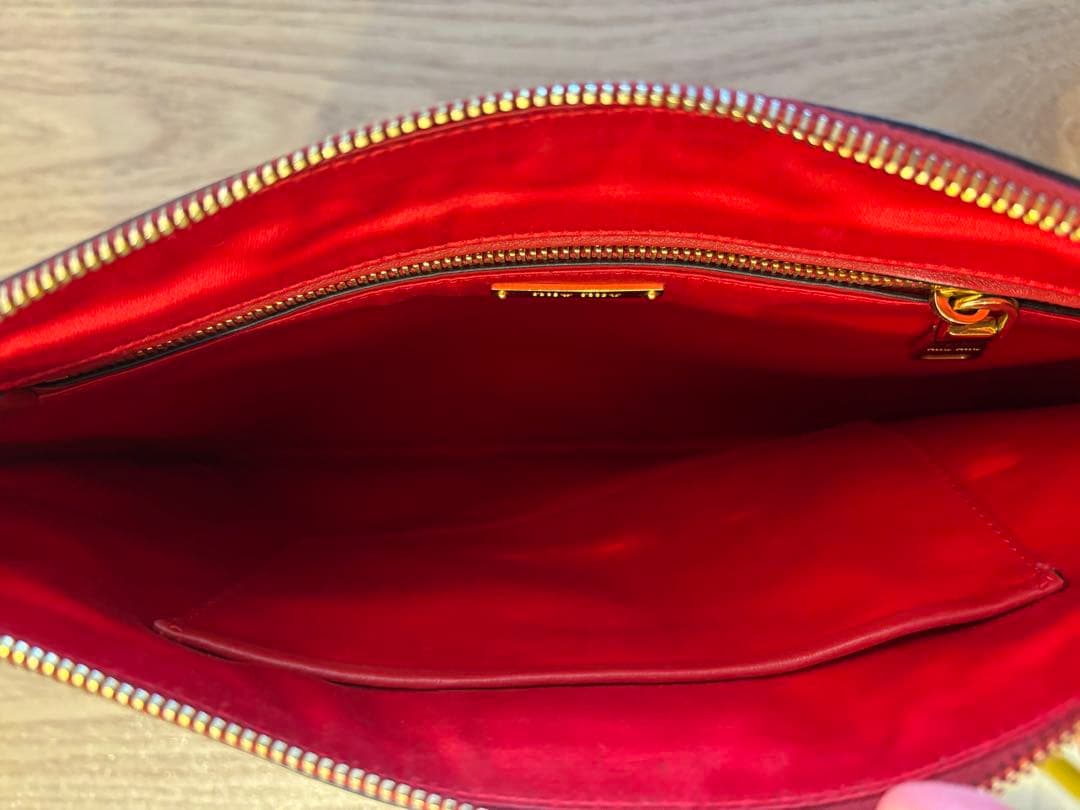 MIU MIU スタッズ付きレッドクラッチバッグ