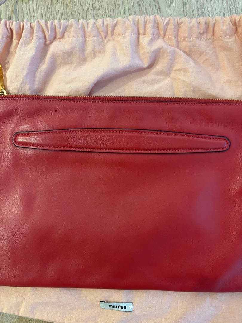 MIU MIU スタッズ付きレッドクラッチバッグ