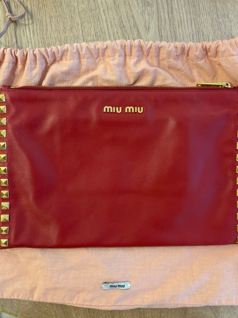 MIU MIU スタッズ付きレッドクラッチバッグ