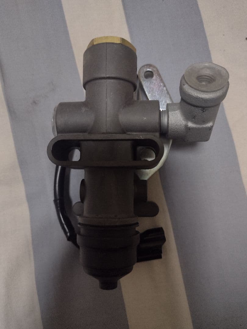 日野グランドプロフィア用キャブサスフロントレベリングバルブ