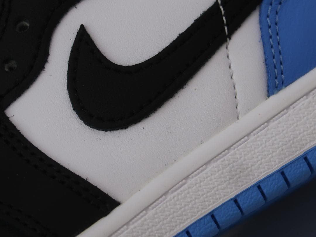 未使用 NIKE JORDAN 1 RETRO HIGH OG キッズ【G】.