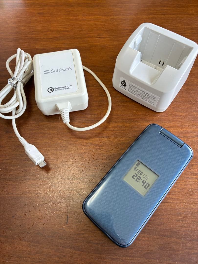 docomo F-01M ネイビー 折りたたみ式　らくらくホン