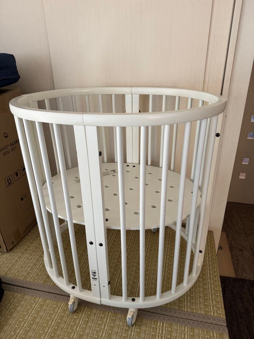 ストッケ　STOKKE　ホワイト　スリーピー　円形ベビーベッド 拡張パーツあり