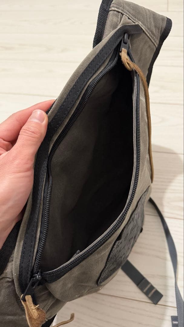 acne studios スリングバッグ　ダークグレー