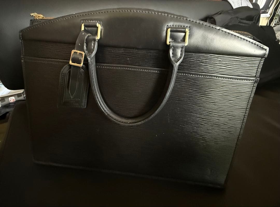 Louis Vuitton エピレザー ブラックビジネスバッグ