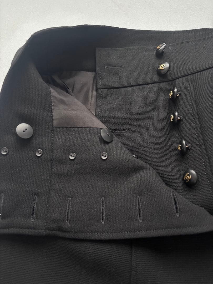 ヴィンテージCHANEL 黒ミニスカート CCマークボタン付き