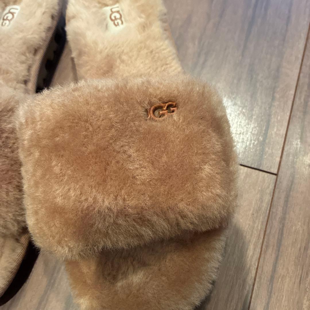 UGG ベージュファーサンダル