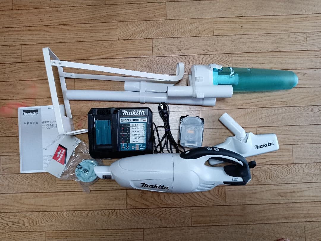 マキタ充電式クリーナCL141FD サイクロン、バッテリー、充電器、スタンド付