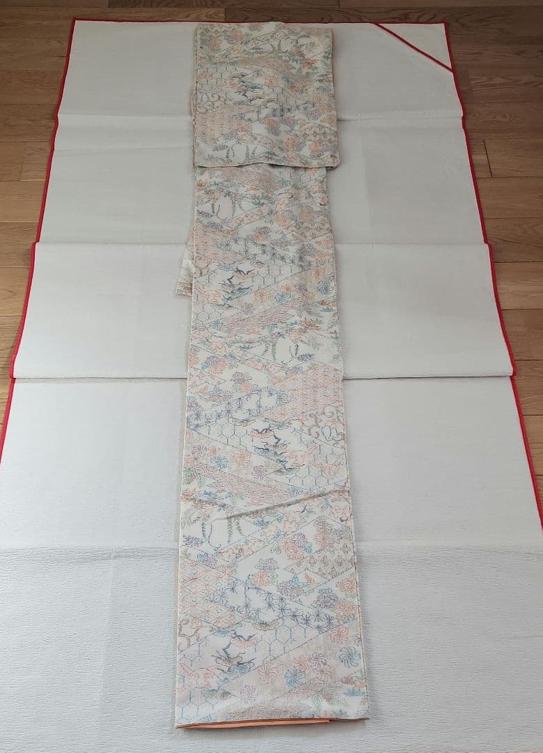 美品　縦節紬　やわらかな春色　松皮菱取吉祥四季花紋　真綿系