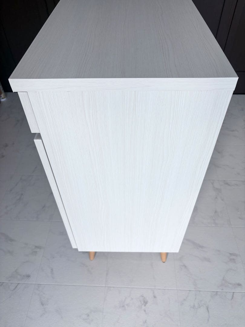 ホワイト木製キャビネット　足付き