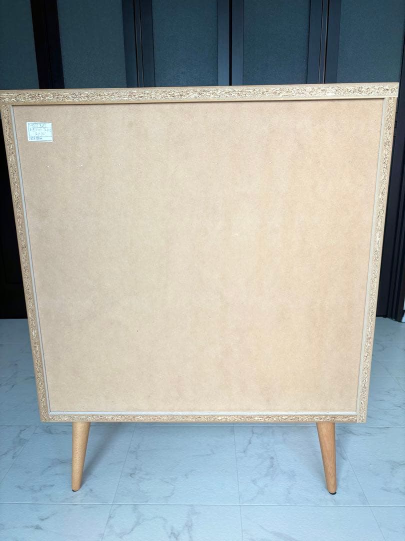 ホワイト木製キャビネット　足付き