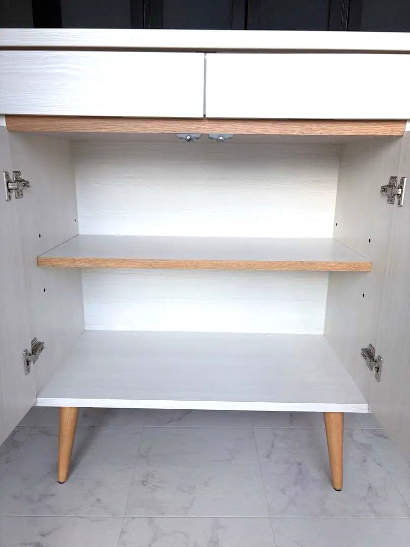 ホワイト木製キャビネット　足付き