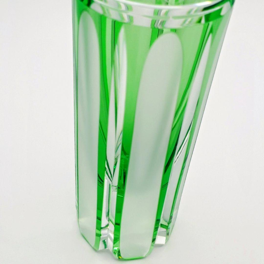 江戸切子の店 ✾ 華硝 ✾　薄緑色被せ　　　一輪挿し　　【 未使用・ 美品 】