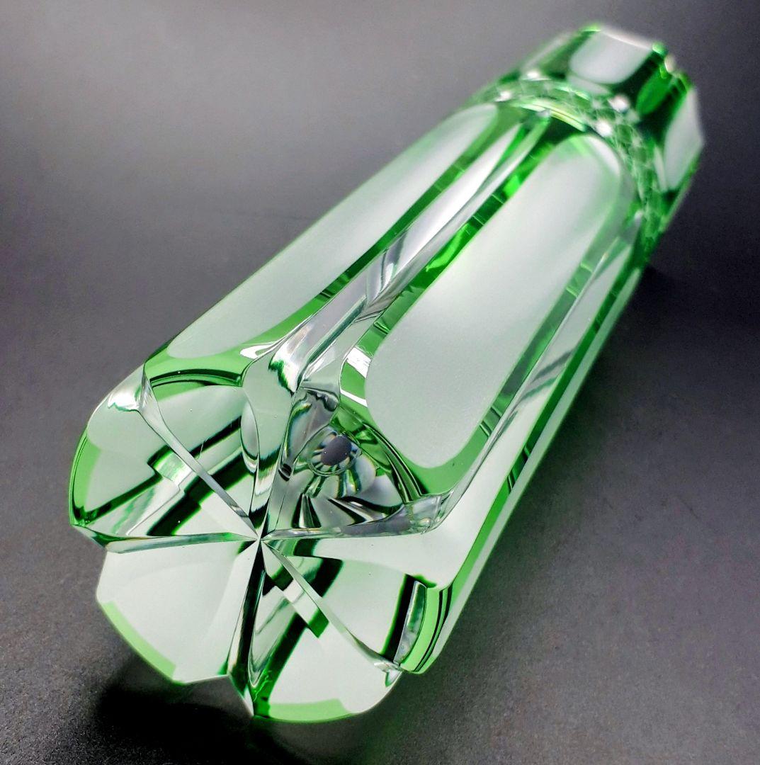 江戸切子の店 ✾ 華硝 ✾　薄緑色被せ　　　一輪挿し　　【 未使用・ 美品 】