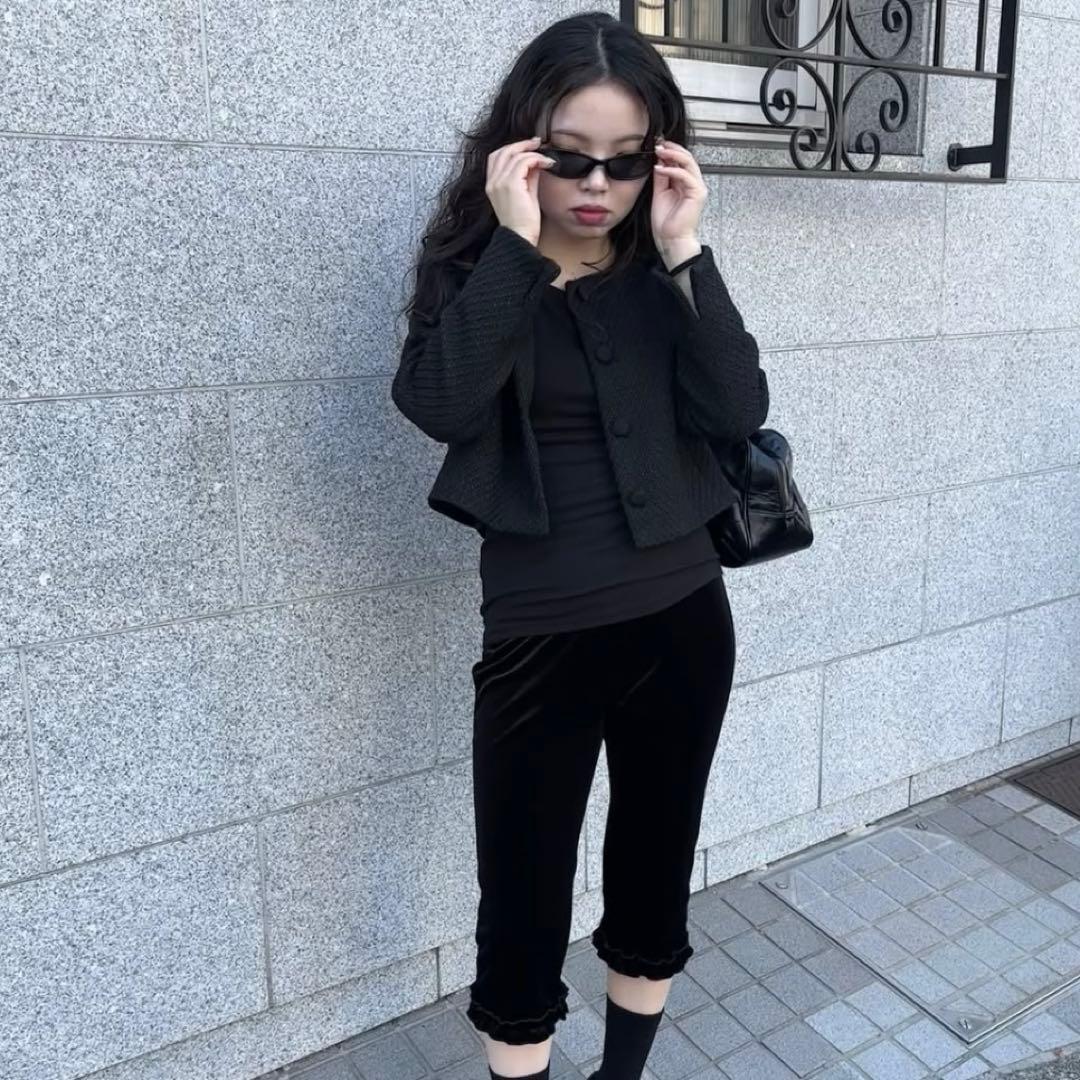 フェケテ ベロアフリルカプリパンツ