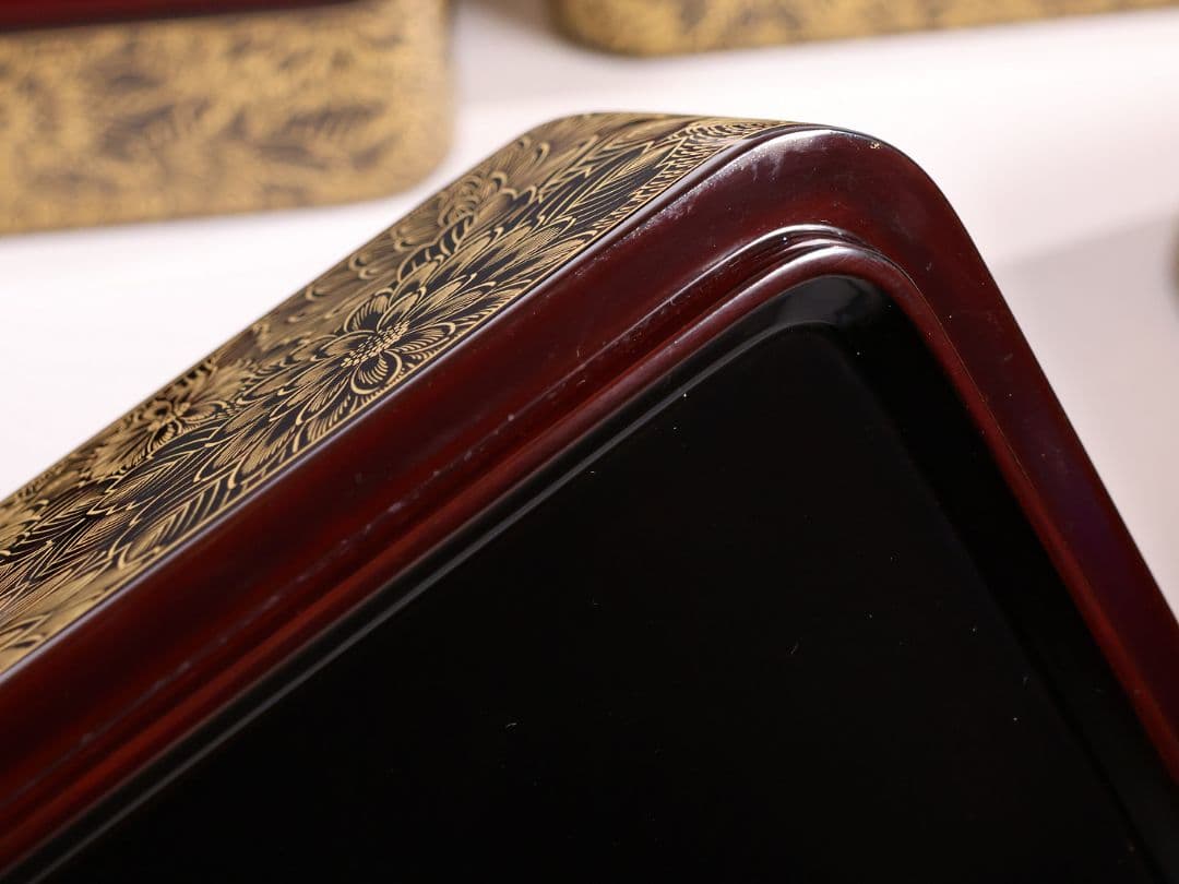 【MB54】輪島塗 沖与謹製 沈金 菊尽くし 四段重箱 共箱 共布 木製漆器