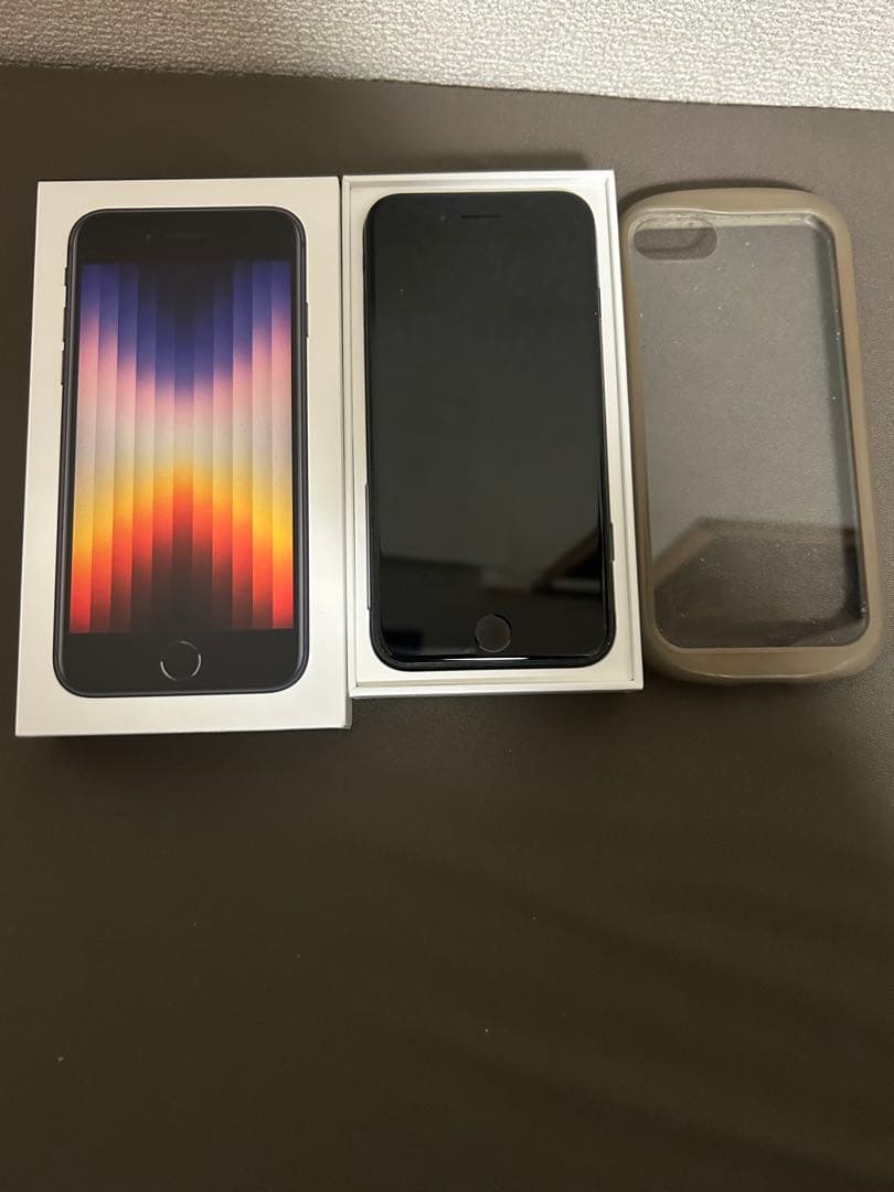 ぶ*ー様 【美品】iPhone SE3 64GB SIMフリー ケース付 バッテ