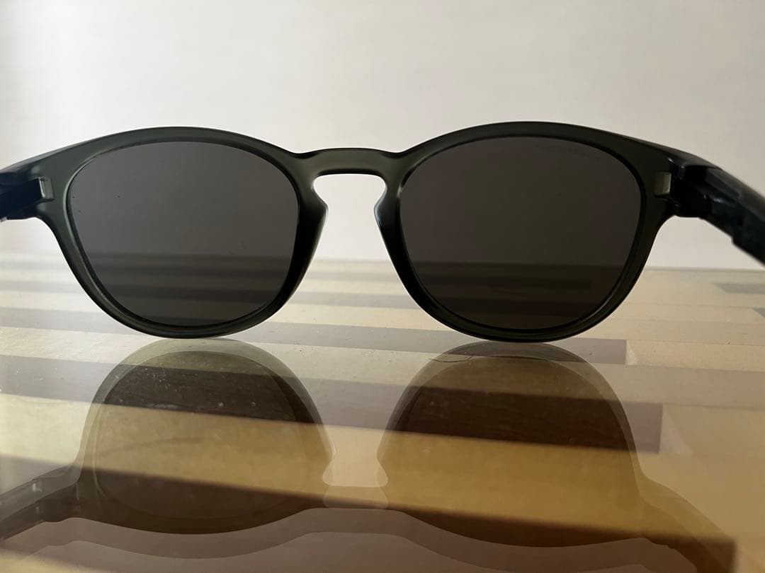 オークリー「ラッチ」プリズムレンズ&マイクロファイバーケースのおまけ付き