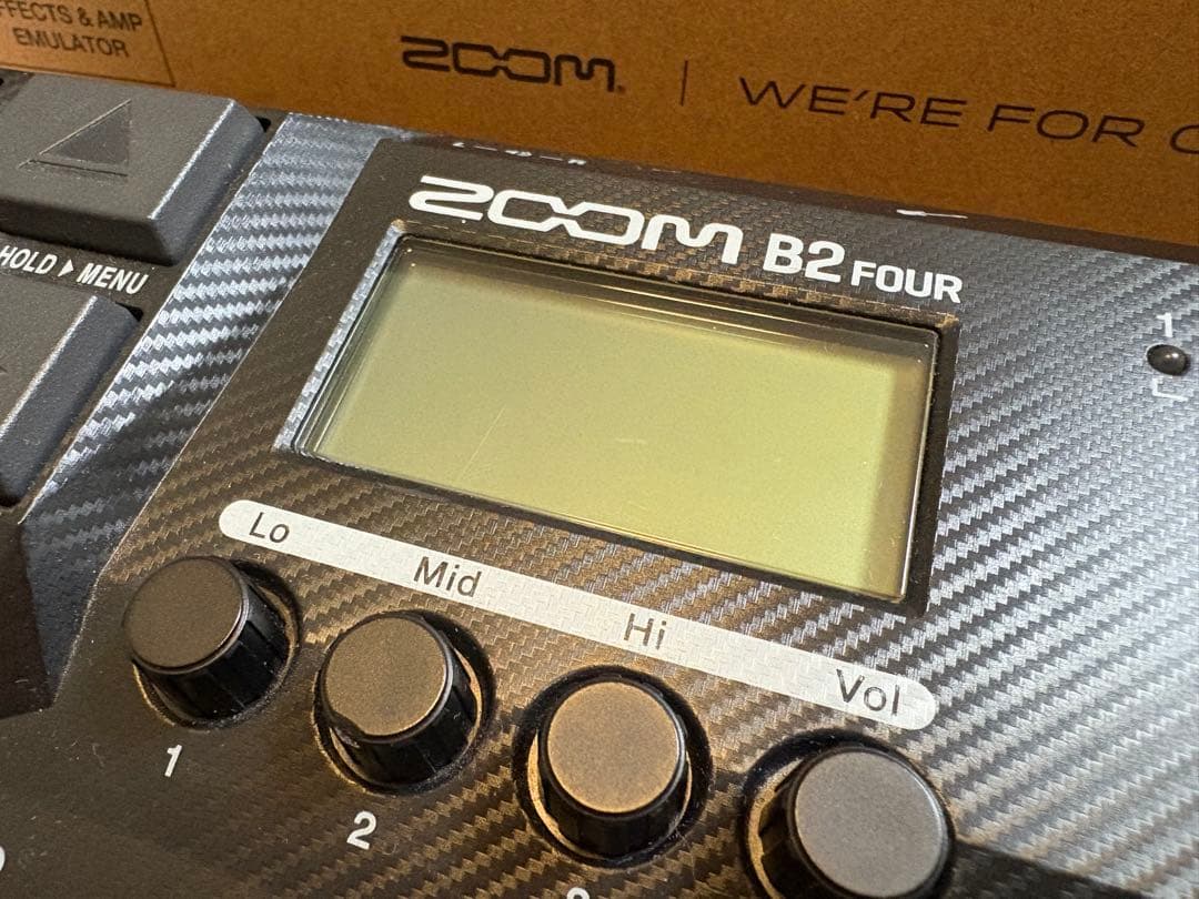 美品　ZOOM マルチエフェクター B2 FOUR ベースエフェクター　ズーム