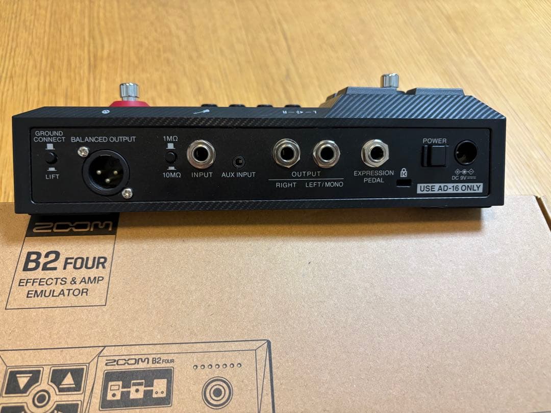 美品　ZOOM マルチエフェクター B2 FOUR ベースエフェクター　ズーム