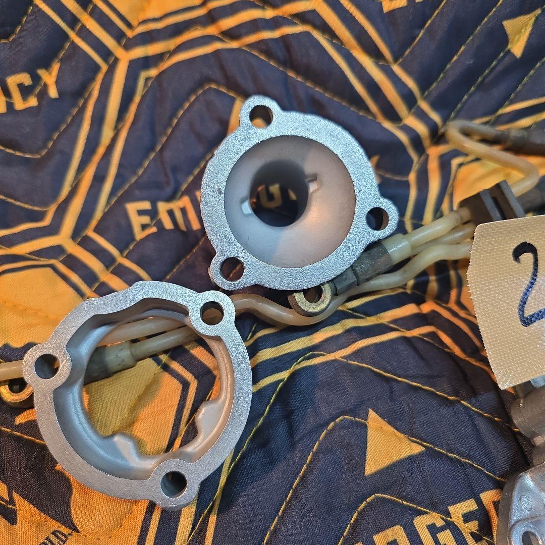 ジムニー　SJ30用　オイルポンプ、サーモスタットのハウジング　２番　ワレなし