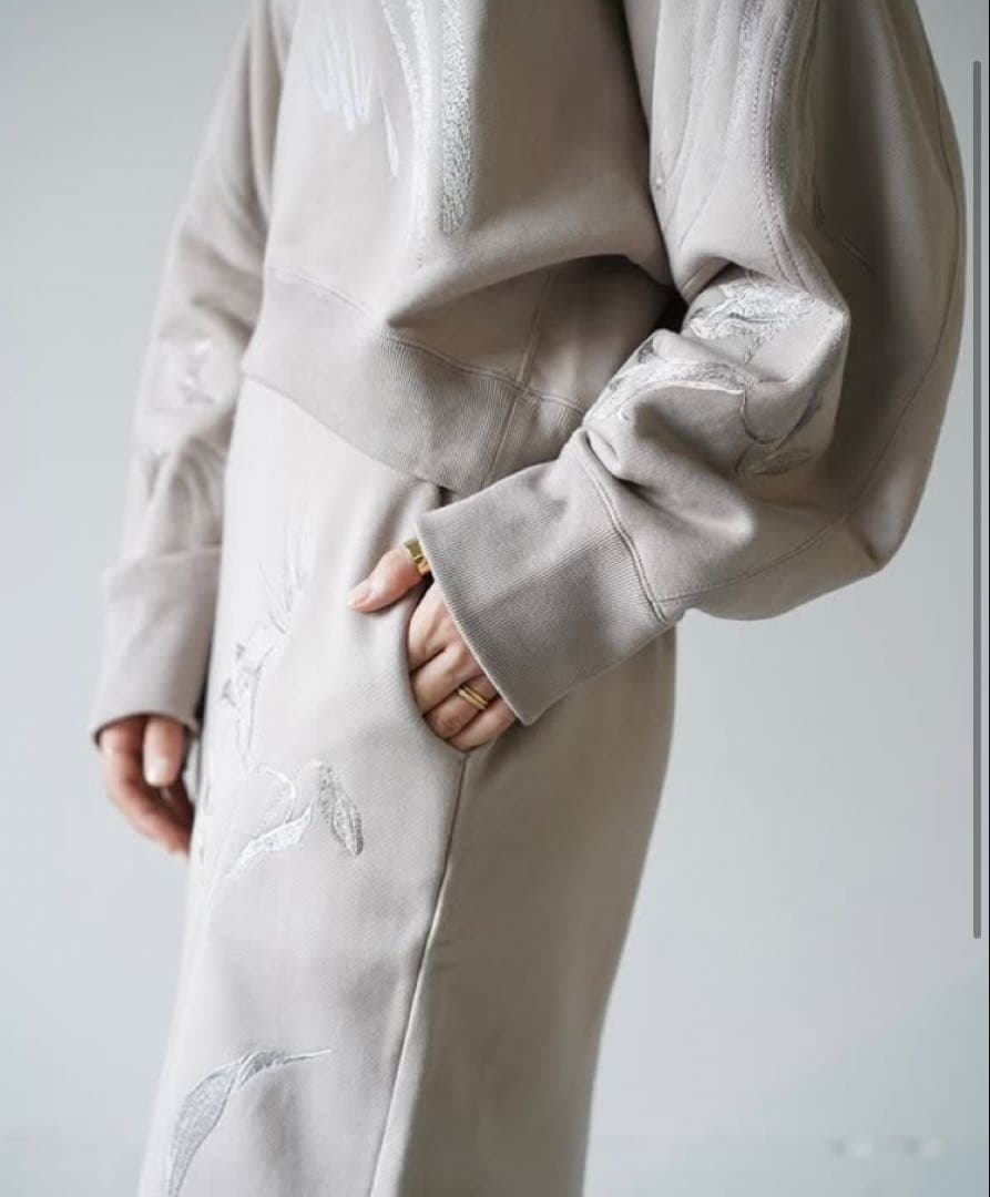 トップス Floral Motif Embroidered Sweatshirt