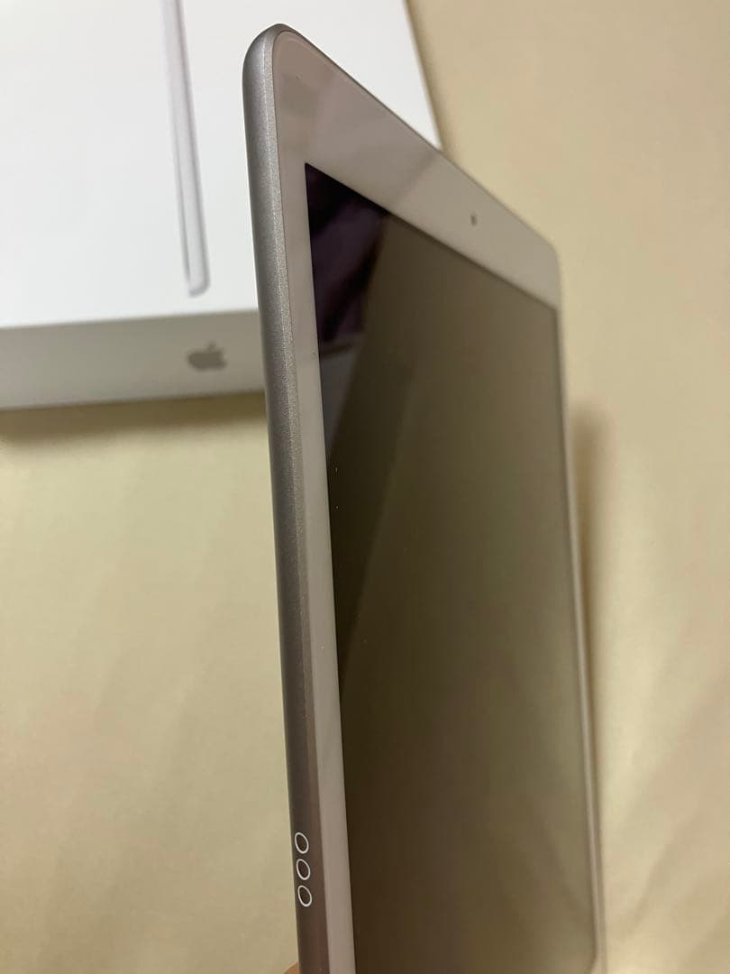 Apple iPad (第8世代) 128GB Wi-Fi シルバー　初期化済み