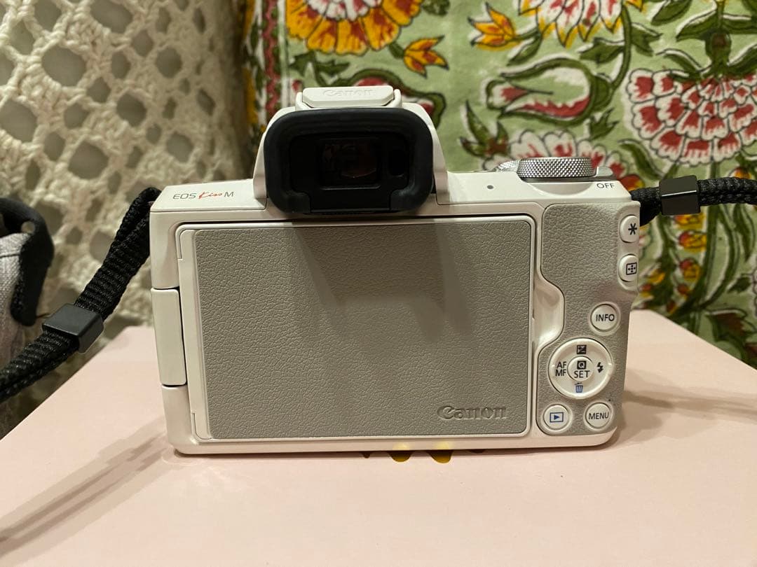 【美品】Canon EOS Kiss M 一眼レフカメラ