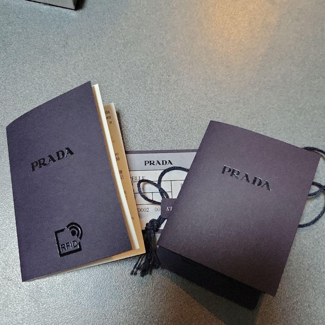 【値下げ】PRADA キーホルダー 三角形ロゴ サフィアーノレザー